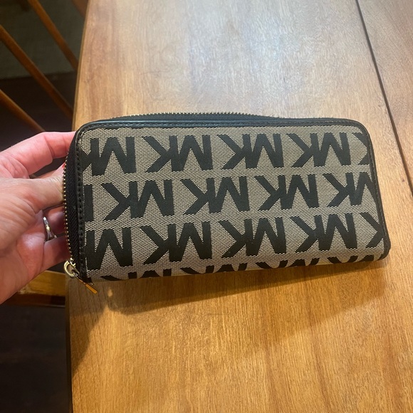 Like new Michael kors zip around wallet - Picture 9 of 9